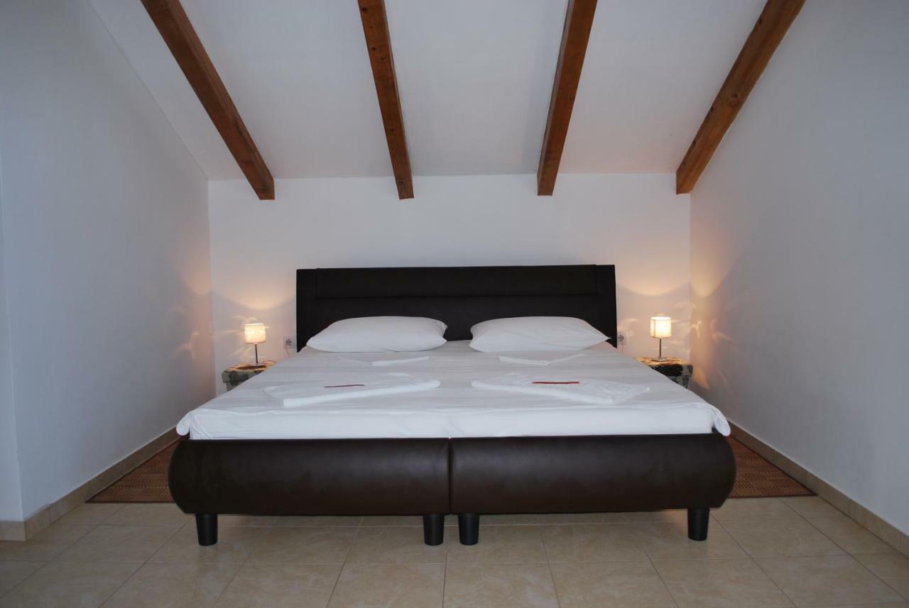 Villa Lunaris Maslinica Bagian luar foto